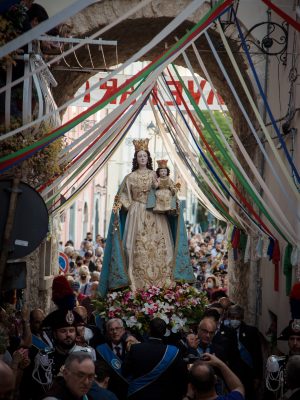 infiorata-statua-madonna-monte
